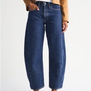 Abercrombie Curve Love Mid Rise Barrel Jean 26 SHORT